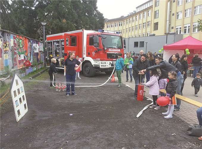 Jugendfeuerwehren aus dem Kreis Neuwied stellen sich mit lustigen Spielen auf dem internationalen Kinderfest vor.  Privat