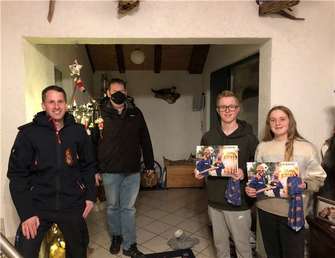 Jugendfeuerwehrwart André Kleinmann sowie Betreuer Oliver Wiest übergaben die Geschenke.