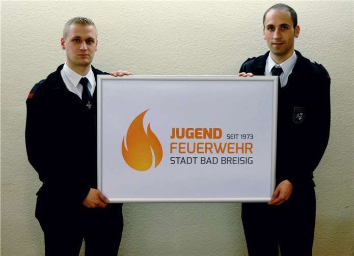 Jugendfeuerwehrwart Dennis Nähren (r.) und sein Stellvertreter Daniel Burghardt (l.) bei der Vorstellung und Präsentation des neuen Logos während der diesjährigen Jahreshauptversammlung der Freiwilligen Feuerwehr der Stadt Bad Breisig. Frank Hansmann