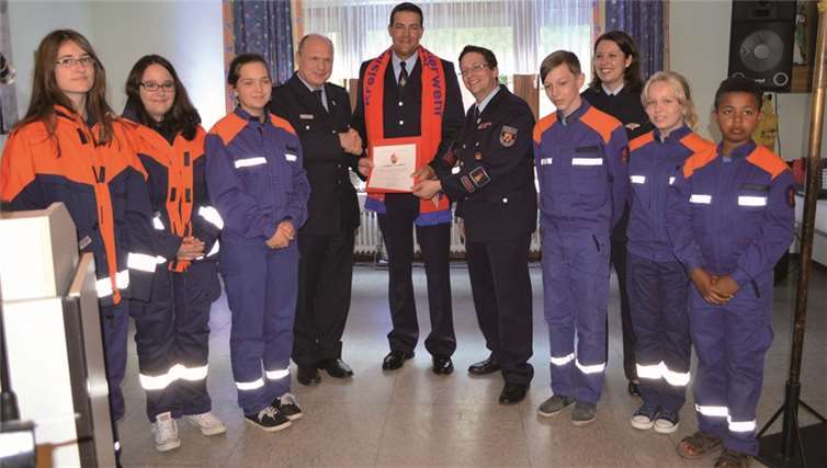 Jugendfeuerwehrwart Michael Berndt wurde für sein Engagement mit der Ehrennadel der Jugendfeuerwehren geehrt. AB