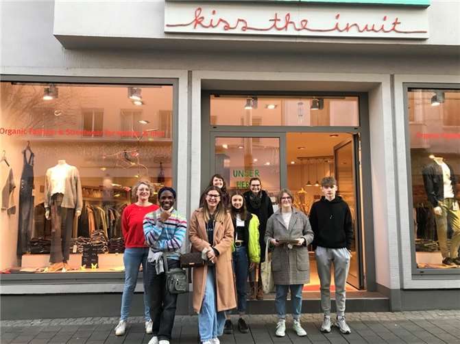 Jugendgruppe vom Jugendbahnhof Remagen war beim Geschäft „Kiss the Inuit“ zu Besuch.  Foto: Stadt Remagen