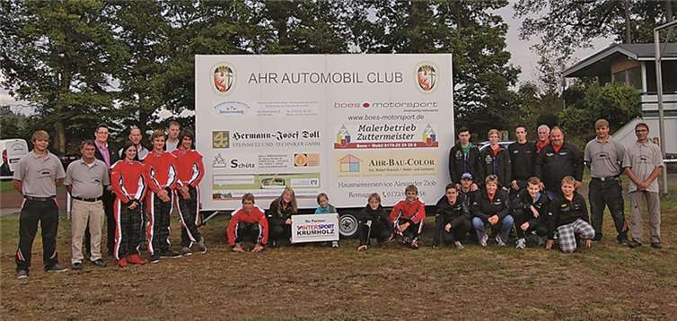 Jugendkartgruppe des Ahr-Automobil-Clubs Bad Neuenahr mit Sponsoren und Betreuern. privat