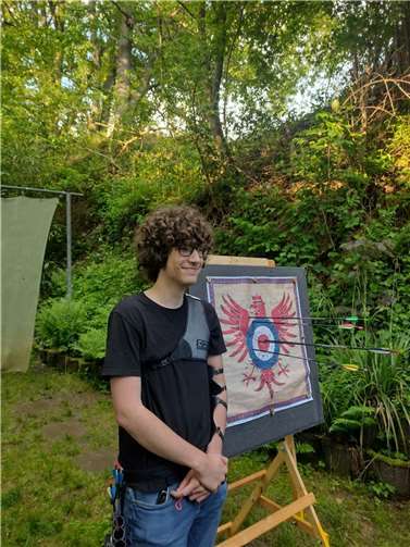 Jugendkönig Leo Schmitz neben „seiner“ Adlerscheibe.