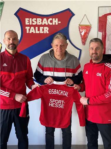 Jugendkoordinator Marc Schilling (links) und der Sportliche Leiter Junioren, Oliver Kleinmann (rechts), sind froh, dass sie mit Jörg Mockenhaupt einen erfahrenen Trainer für die Eisbachtaler U17 gewinnen konnten.Foto: SF Eisbachtal