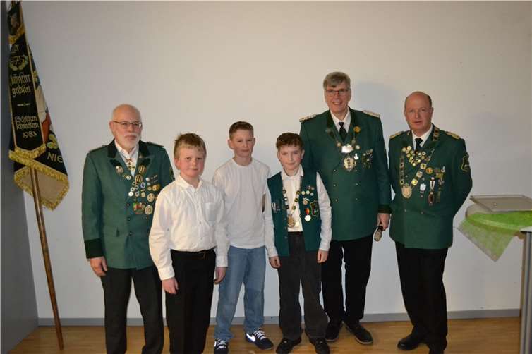Jugendleiter Dieter Bachem, Johan Volhard, Adrian Tomaszewski, Schülerprinz Tim Ippendorf, Brudermeister Wilhelm Langen und Schatzmeister Norbert Hopp  Foto: St. Sebastianus SB Niederbachem 1508/1926 e.V.