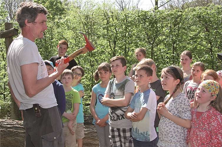 Jugendleiter Immo Meyer gibt Anweisungen und erklärt, welche Werkzeuge nur mit Hilfe zu benutzen sind.