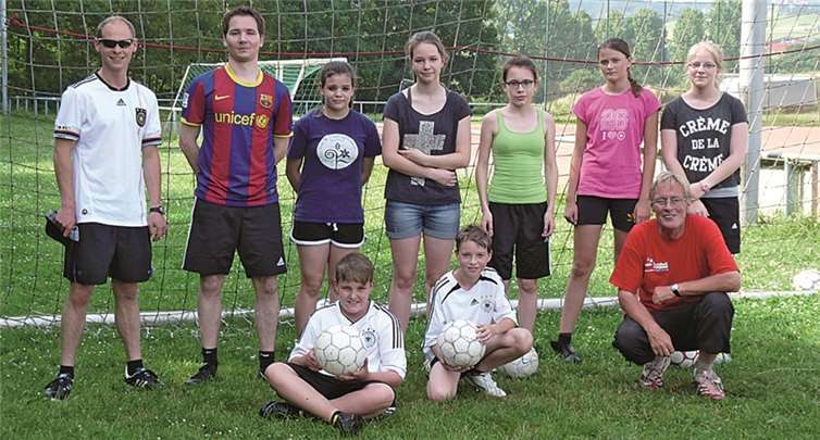 Jugendleiter Jochen Bois sowie zwei Lehrpersonen betreuten die Gruppe Fußball.