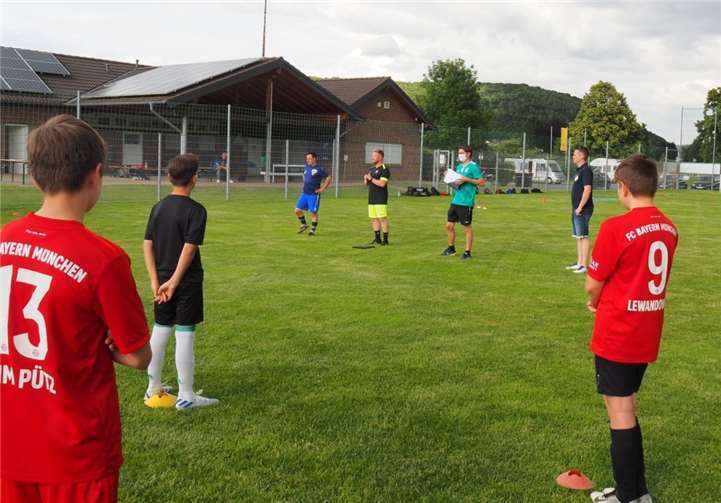 Jugendleiter Jörg Baltes stellt das neue Trainerteam vor.