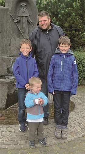 Jugendleiter Michael Groß und seine Kids brachten die stolze Summe von 806,70 Euro zusammen. privat