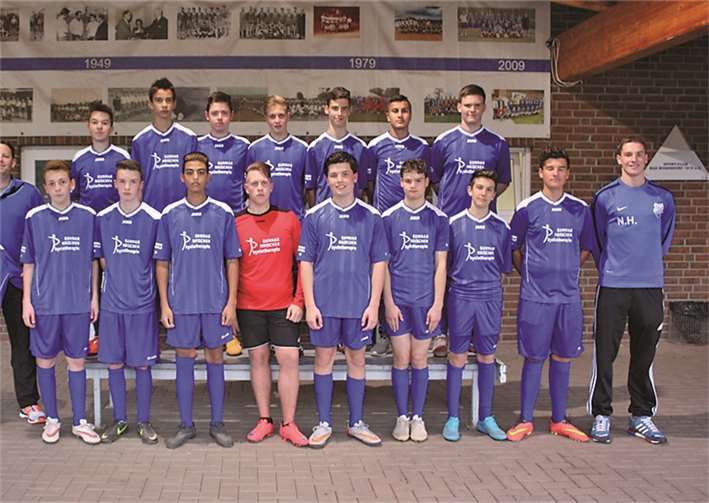 Jugendleiter Tito de Abreu überreichte die vereinsblauen Trikots.privat