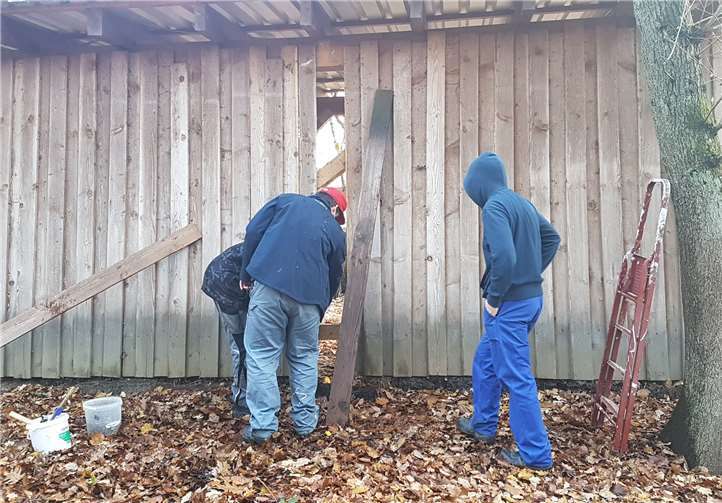 Jugendliche Ausbildungs- und Arbeitssuchende und ehrenamtliche Naturschützer leben gemeinsam aktiven Naturschutz in der Region und packen an.Foto: privat