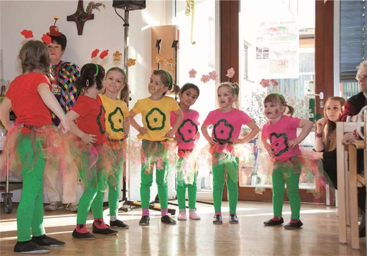 Jugendliche Frische brachte das Kinderballett der blauen Funken in die gute Stube.