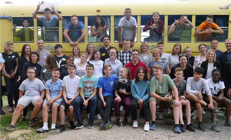 Jugendliche Sommercamp-Teilnehmer mit BetreuerInnen und Arbeitgebervertretern in der Jugendherberge Büdingen/Hessen.