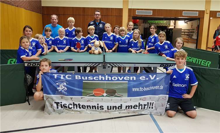 Jugendliche aber auch Erwachsene spielen im Tischtennis Verein. Privat