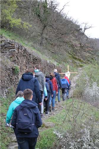 Jugendliche aus Alken und vom Maifeld beschritten die Fußfälle hoch zum Bleidenberg.  Foto: privat