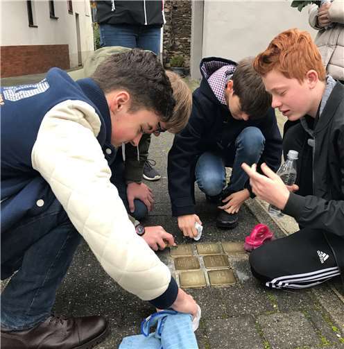 Jugendliche aus Bruttig-Fankel polierten in Bruttig-Fankel die dort verlegten „Stolpersteine“ und legten weiße Rosen nieder. Sie erinnern damit an die ermordeten jüdischen Mitbürger in dem Moselort. VG-Bürgermeister Wolfgang Lambertz, Ortsbürgermeister Rainer Welches sowie der 1. Beigeordnete Mario Zender dankten den Jugendlichen für ihr vorbildliches Engagement.Fotos: privat