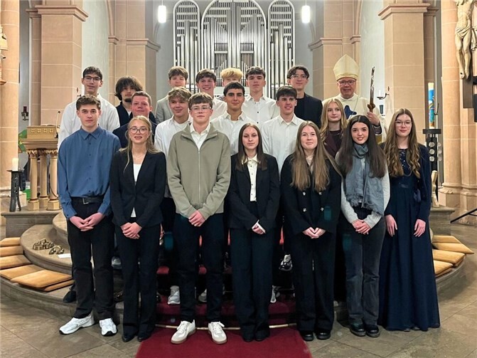 Jugendliche aus Heimbach-Weis, Engers und Gladbach sowie Bendorf-Mühlhofen haben durch den Trierer Bischof Dr. Stephan Ackermann das Sakrament der Firmung in der St. Martin-Kirche in Neuwied-Engers erhalten.  Foto: Bistum Trier/Julia Fröder