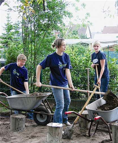 Jugendliche aus Kärlich und Bassenheim legten 2009 an der Kindertagesstätte St. Sebastian unter anderem einen Barfußpfad an.  privat