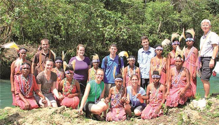 Jugendliche aus West Papua in Indonesien sind zu Gast im Ev. Kirchenkreis Wied.privat