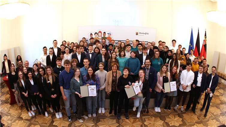 Jugendliche aus ganz Rheinland-Pfalz wurden in der Staatskanzlei für ihr Engagement gewürdigt, mit dabei Keana Müller, Mika Klenner und Marc Pollmann.  Foto: Staatskanzlei RLP / Alexander Sell