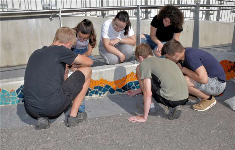 Jugendliche der Realschule Plus Bad Ems Nassau bei der Neugestaltung der Rollstuhlrampe am Hauptgebäude der Schule in Bad Ems.