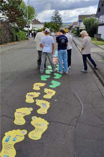 Jugendliche durchlaufen den ökologischen Fußabdruck beim BILA-Fest. Foto: Renate Adams