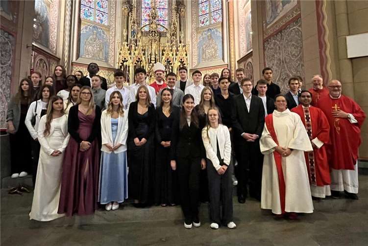 Jugendliche empfingen in der Kirche Maria Himmelfahrt in Mülheim-Kärlich das Sakrament der Firmung durch den Trierer Weihbischof Robert Brahm.  Foto: : Bistum Trier/Julia Fröder