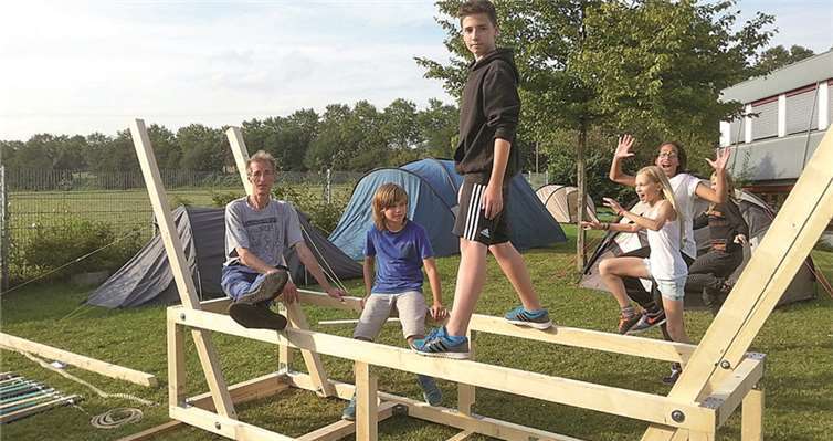 Jugendliche erarbeiten unter Anleitung ein Theaterstück auf dem Gelände des Heinrich-Hauses. privat