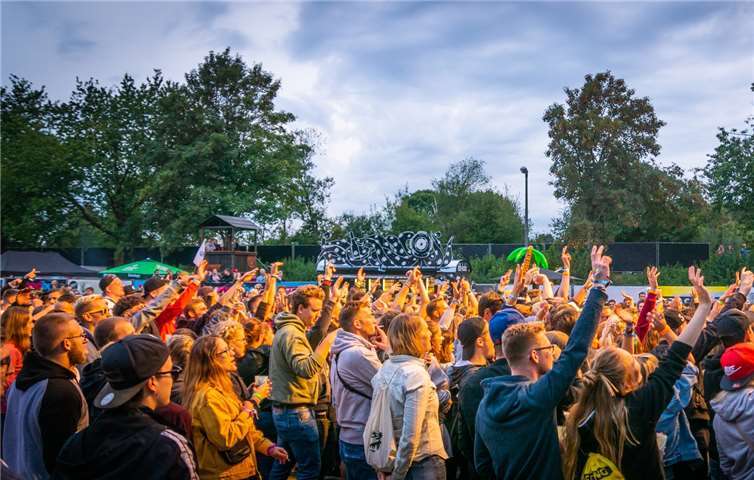 Jugendliche feiern vor der Mainstage des Spack! Festivals.