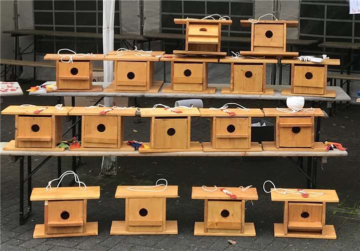 Jugendliche haben Vogelhäuser aus Holz gebaut.