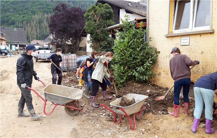 Jugendliche packen an der Ahr mit an.Foto: Bischöfliche Pressestelle Trier