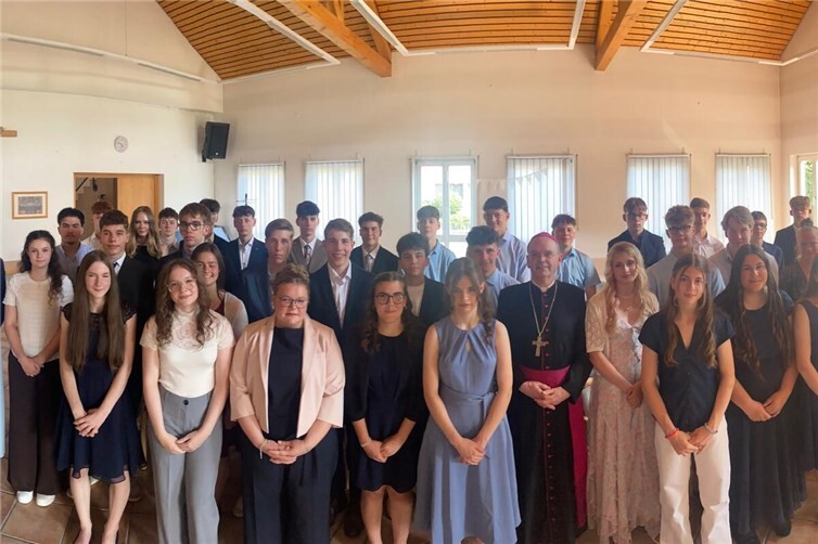 Jugendliche trafen sich vor dem Firmgottesdienst zu einem Austausch mit dem Bischof