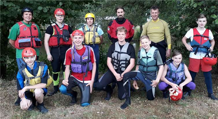 Jugendliche und Betreuer freuen sich auf ihre Kajak-Tour. Stadtverwaltung Neuwied