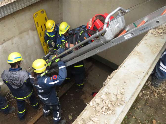 Jugendliche und Einsatzkräfte transportieren einen Verletzten mittels schiefer Ebene ab.  Foto: THW Ahrweiler, Arnulf Czerwinski