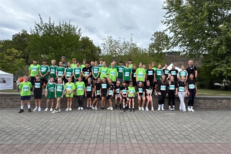 Jugendliche und Lehrkräfte der Geschwister-Scholl-Realschule plus Andernach laufen beim 10. monte mare-Firmenlauf 