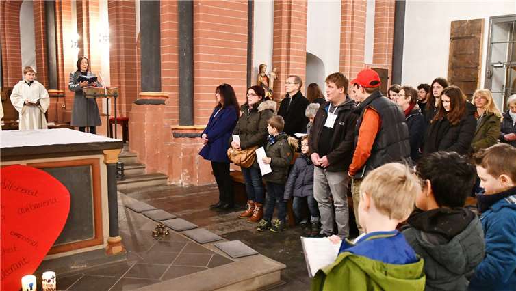 Jugendliche und Mitarbeiter aus dem HoT brachten ihre Gedanken in den Gottesdienst ein. Fotos: RASCH