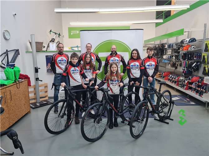 Jugendliche und Trainer bei der Radübergabe bei der Firma Poison Bikes.  Foto: privat