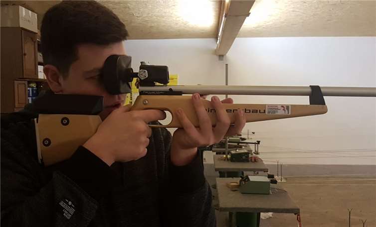 Jugendliche unter zwölf Jahren dürfen ihr Können beim Schießen mit einem Lasergewehr unter Beweis stellen.