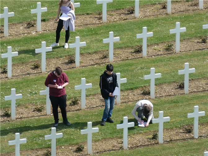 Jugendliche verfassen Gedanken zu den in Verdun gefallenen französischen Soldaten. Fotos: privat