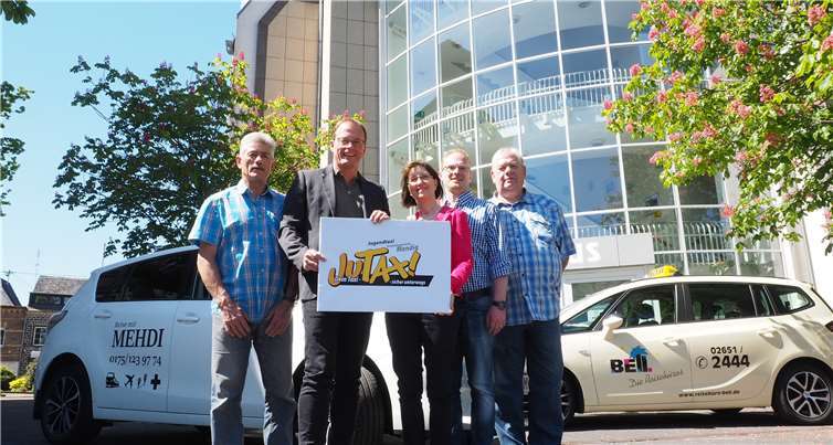 Jugendlichen aus der Verbandsgemeinde Mendig steht ab sofort mit dem „Jugend-Taxi“ ein sicherer und flexibler Fahrservice für ihre Unternehmungen zur Verfügung, betonen Werner Broetz von Mehdi-Taxi, Bürgermeister Jörg Lempertz, Hildegard Hoyer von Taxi-Bell, Teilbereichsleiter Christopher Wittig und Harald Schmitz von Taxi-Bell. Fotos: VG Mendig