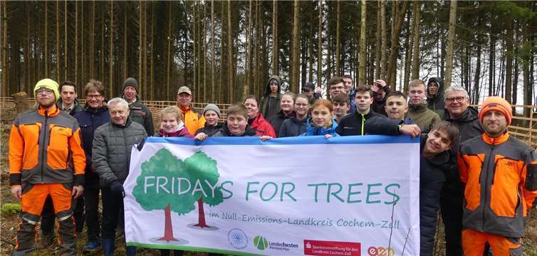 Jugendliches Engagement bei der Aktion „Fridays for trees“ im Null-Emissions-Landkreis Cochem-Zell. Foto: TE