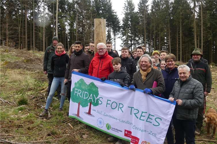 Jugendliches Engagement war bei der Aktion „FRIDAYS FOR TREES“ des Null-Emissons-Landkreises Cochem-Zell angesagt.