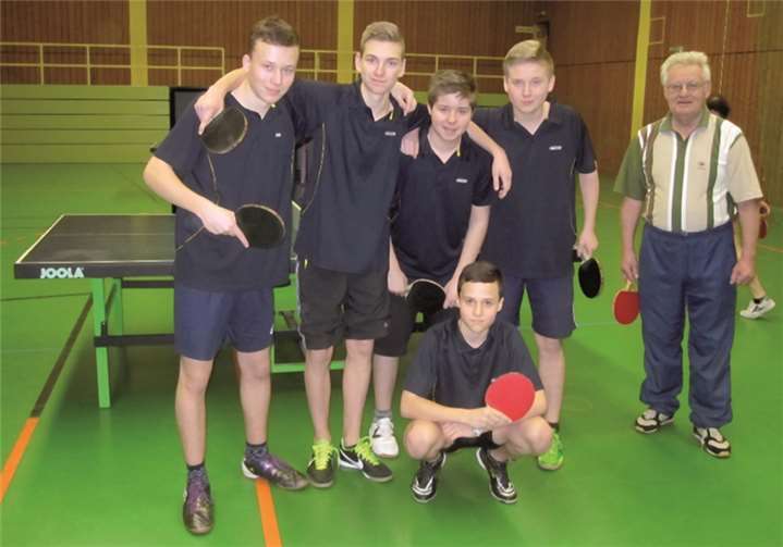 Jugendmannschaft TTG Moseltal (v.l.n.r.) Andreas Schwunn, Peter Straus, Olek Grabowski, Christian Georg, Sebastian Schwunn. Seniorenspieler Karl Alderath trug mit seinen taktischen Tipps wesentlich zum Sieg bei.privat