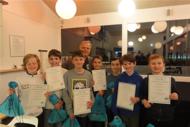 Jugendmannschaft U10 gemischt für den ersten Tabellen-Platz in der A-Klasse der Medenrunde 2025. (v.l.) Laurenz Heusch, Robin Otten, Theo van Hemert, Jonas Jünger, Max Willamowski, Samuel Kappen, Finn Schaaf, Dr. Karl-Horst Gödtel (hinten)