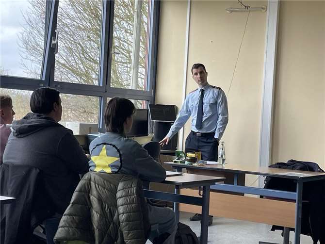 Jugendoffizier Stefano Canfora berichtete über die Friedenssicherung der Bundeswehr.  Foto: Natanja Neitzert
