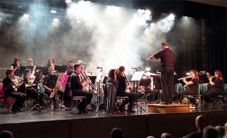 Jugendorchester 2017 auf der Bühne der Mittelrheinhalle beim Konzert „Jugendorchester goes funky“.