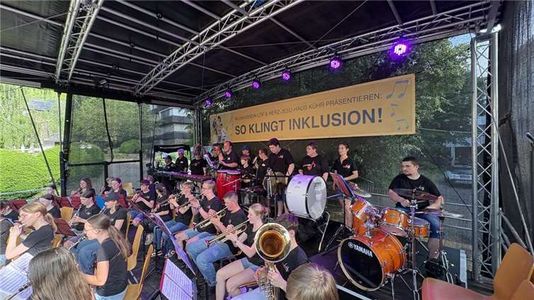 Jugendorchester mit Klienten auf der Bühne, Fotos: Musikverein Löf