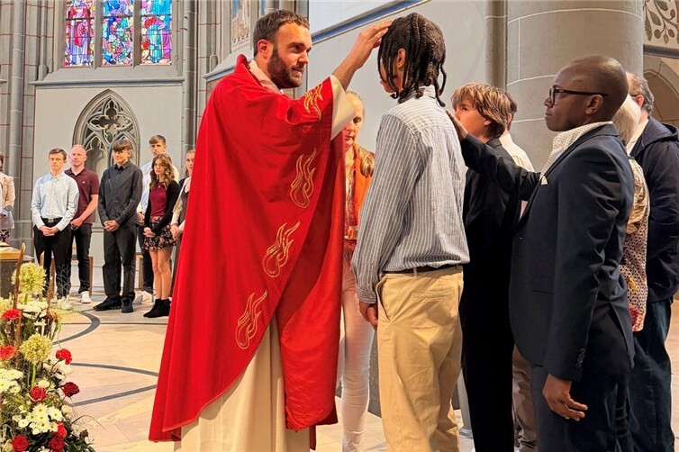 Jugendpfarrer Dominic Lück spendet Jugendlichen im Pastoralen Raum Bad Neuenahr-Ahrweiler das Sakrament der Firmung.