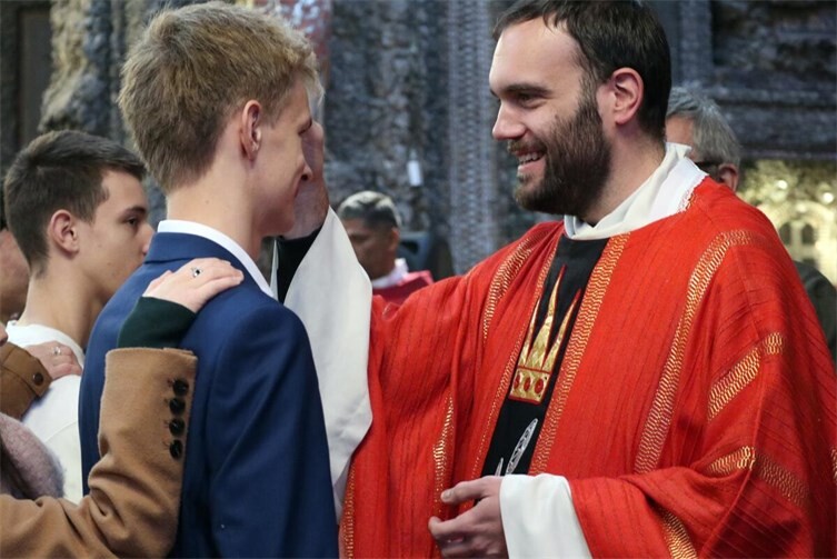 Jugendpfarrer Dominic Lück wird einigen Firmgottesdiensten im Pastoralen Raum Neuwied vorstehen.