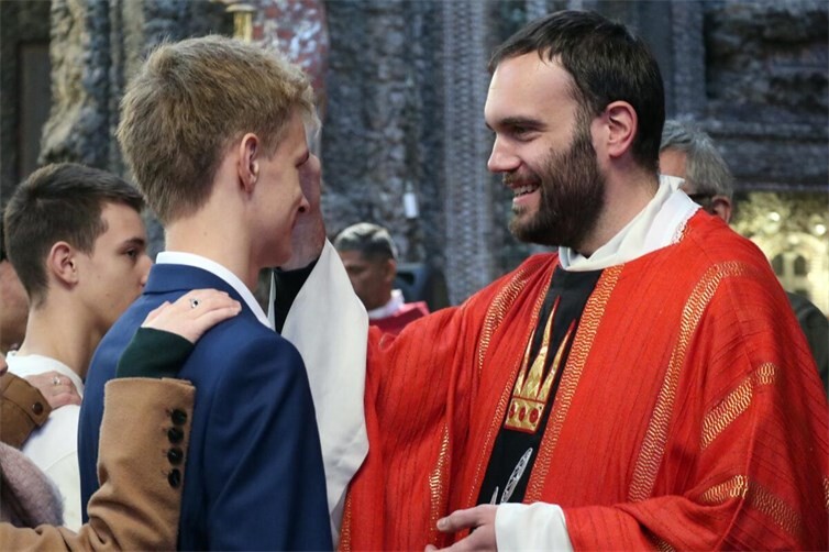Jugendpfarrer Dominic Lück wird einigen Firmgottesdiensten im Pastoralen Raum Neuwied vorstehen.